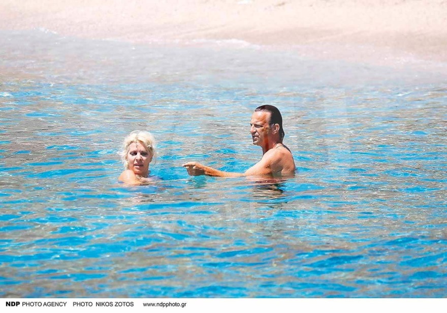 Επέτειος 14 χρόνων στη θάλασσα - Παθιασμένες αγκαλιές και φιλιά για Μενεγάκη και Ματέο στην ιδιωτική τους παραλία