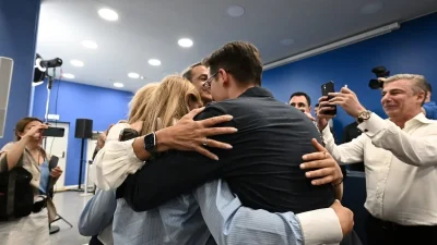 Εκλογές 2023: Έκλαιγαν κατά την ανακοίνωση της νίκης Μητσοτάκη τα παιδιά και η σύζυγός του - Η θερμή οικογενειακή τους αγκαλιά