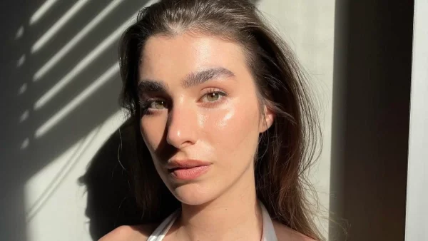 Νέα βραδινή εμφάνιση για τη Χρύσα Μιχαλοπούλου - Εντυπωσιακή με το στενό φόρεμα της και  το άνοιγμα τη μέση