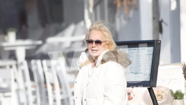 Με χρωματιστό παρεό και ψάθινο καπέλο - Η πρώτη εμφάνιση της Αγγελικής Νικολούλη στη θάλασσα