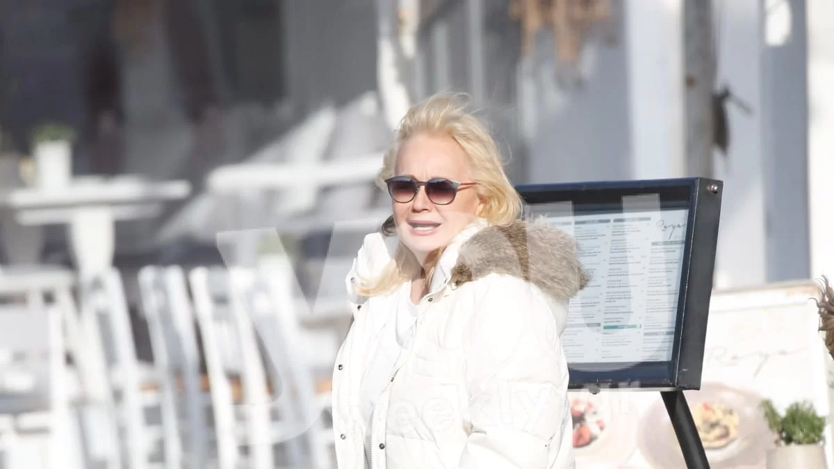 Με χρωματιστό παρεό και ψάθινο καπέλο - Η πρώτη εμφάνιση της Αγγελικής Νικολούλη στη θάλασσα