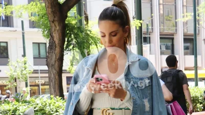 Έκλεψε όλες τις εντυπώσεις η Οικονομάκου στους δρόμους του Παρισιού - Με μακριά θαλασσοπράσινη φούστα & ανοίγματα