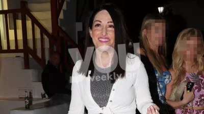 Με τεράστιο καπέλο και εντυπωσιακό παρεό - Χαλαρή με το μαγιό της η Παλιοσπύρου σε ονειρικό σημείο της Μήλου