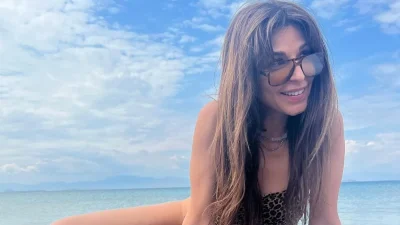 Μετέτρεψε το μπαλκόνι της σε παραλία - Τα παιχνίδια της Κατερίνας Παπουτσάκη με το ολόσωμο μαγιό και το γιο της