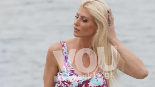 Με έντονο βάψιμο και μαλλιά κομμωτηρίου - Η εκρηκτική εμφάνιση της Ευρυδίκη Παπαδοπούλου σε παραλία της Βάρκιζας