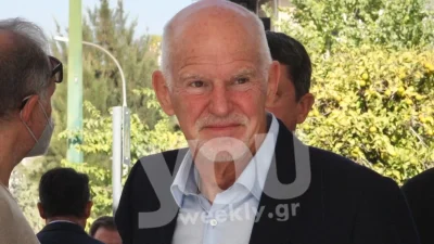 Πέταξε τα κοστούμια από πάνω του - Η διαφορετική εμφάνιση του Παπανδρέου με πορτοκαλί γυαλιά ηλίου