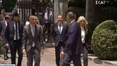 Έλενα Ράπτη: Με μαύρο κοστούμι στην ορκωμοσία της Κυβέρνησης - Έφτασε στο Προεδρικό Μέγαρο μαζί με τον Γιάννη Μπρατάκο