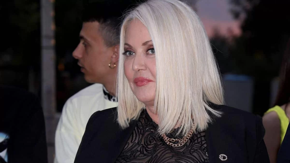 AXWD: Με μαύρο ημιδιάφανο κοστούμι - Η λαμπερή εμφάνιση της Ρούλας Κορομηλά στο Athens Fashion Week