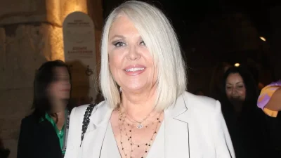 Με μαύρο μπικίνι στο σαλόνι του σπιτιού της - Η Ρούλα Κορομηλά ποζάρει με μπρίο στα 66 της