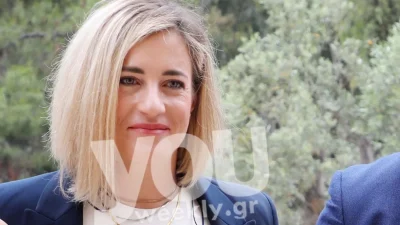 Με μπλε κοστούμι συνοδευόμενη από τον Πύρρο Δήμα - Η εμφάνιση της Αφροδίτης Σκαφίδα στα βαφτίσια της κόρης του Σόμμερ