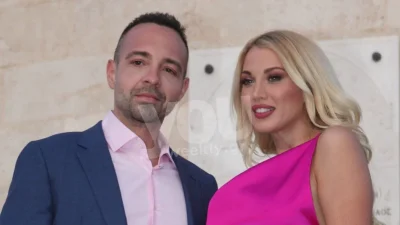 Όλοι κοιτούσαν την Σπυροπούλου και τον Βασίλη Σταθοκωστόπουλο - Με φούξια σατέν φόρεμα η παρουσιάστρια στη βάφτιση του γιου του Τζίμη και της Σιαμπάνη