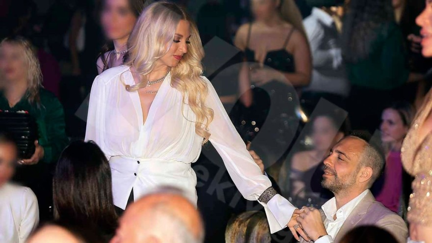 Στα μπουζούκια μαζί: Οι σχέσεις της Κωνσταντίνας Σπυροπούλου με τους γονείς του Βασίλη σε μία φωτογραφία 