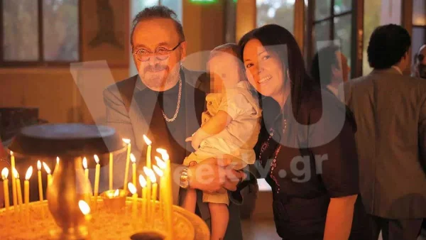 Οι πρώτες φωτογραφίες από την βάπτιση του εγγονού του Γονίδη - Τα δάκρια του Σταμάτη πάνω από την κολυμπήθρα