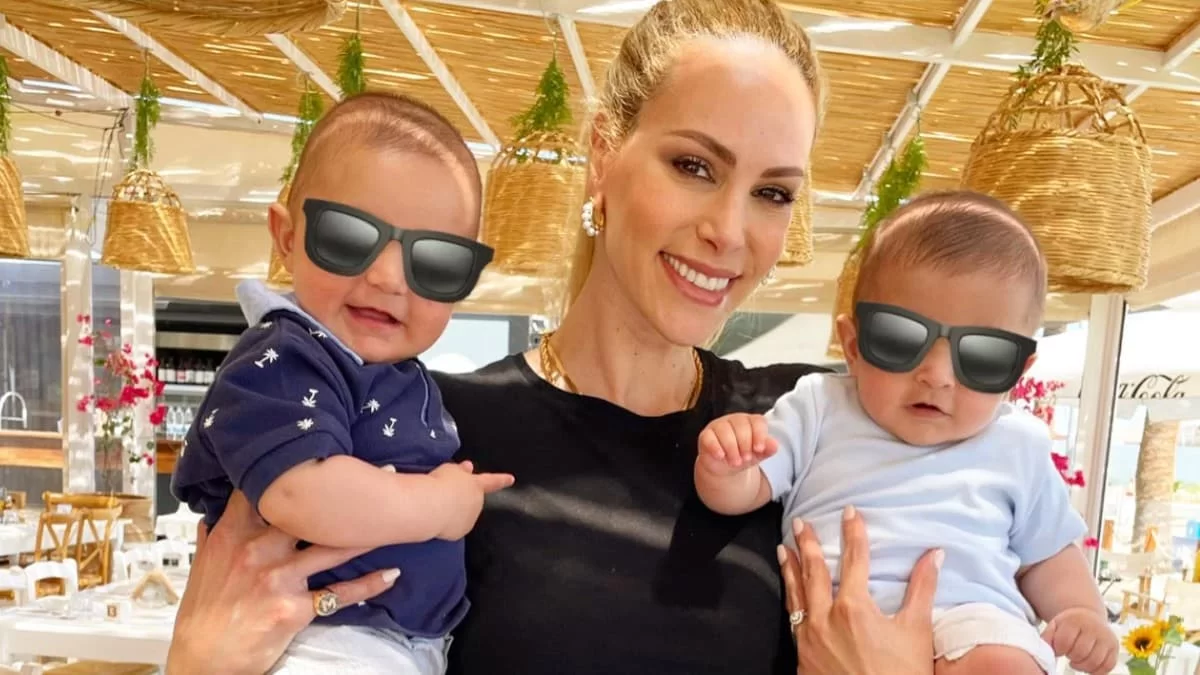 Το πρώτο αεροπορικό ταξίδι της Στέλλα Δημητρίου με τους δίδυμους γιους της - «Ήταν υπέροχοι!!! Δεν κλάψανε καθόλου»