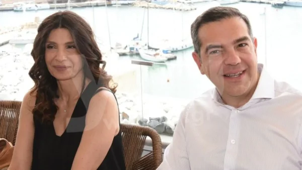 Εκλογές 2023: Στην κάλπη με τον εγγονό της - Η φωτογραφία της Πόπης Τσαπανίδου με τον φάκελο στο χέρι