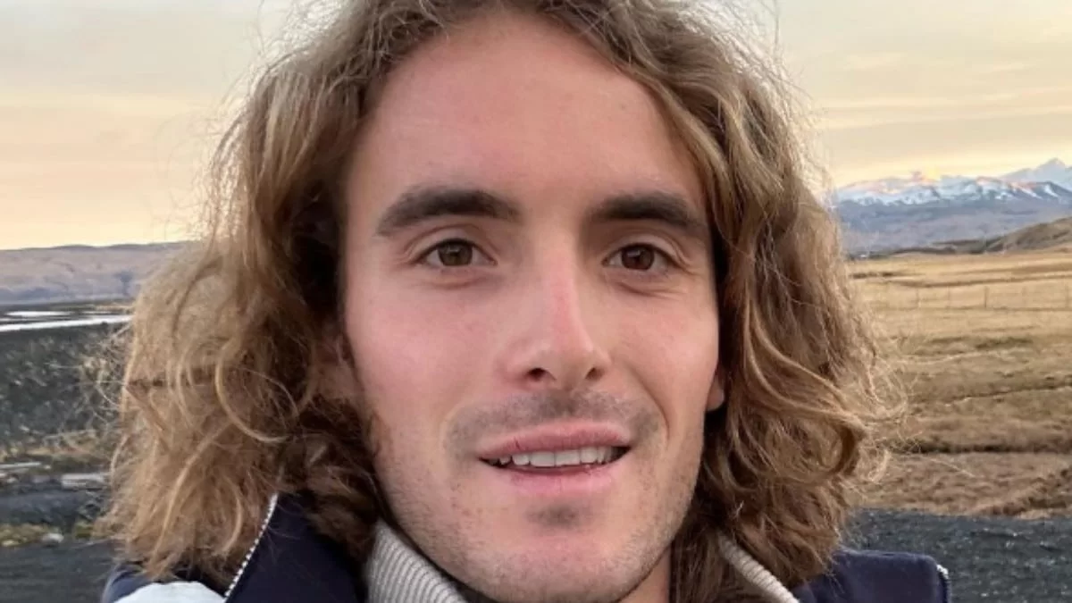 Δε χώραγε στην αγκαλιά της η ανθοδέσμη -  Η τρυφερή κίνηση του Στέφανου Τσιτσιπά στην κοπέλα του