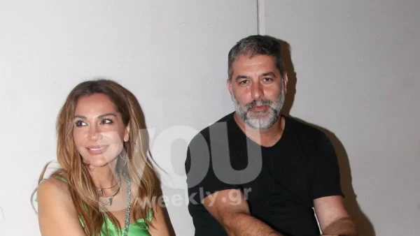 Σε συγκέντρωση στα Εξάρχεια η Δέσποινα Βανδή - Στο πλευρό του Μπισμπίκη με πουά μπλουζάκι και βάτες