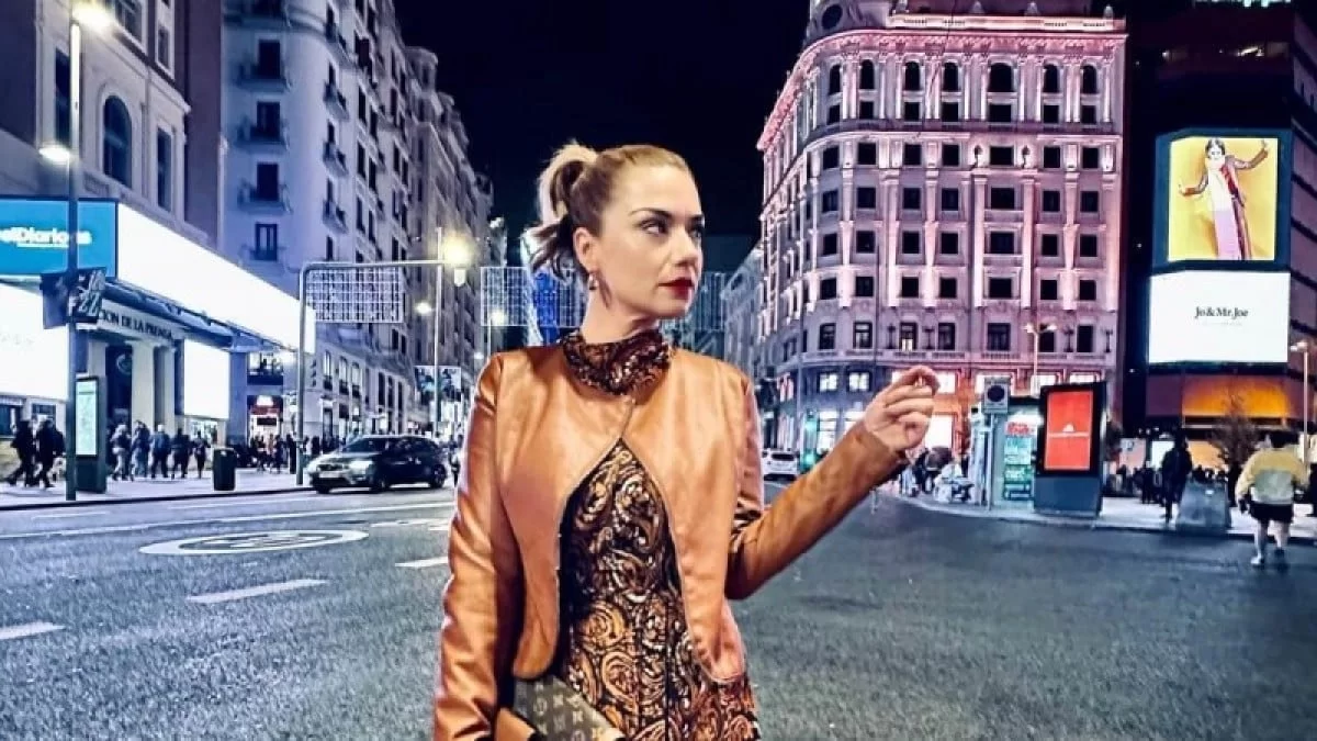 Οι κοιλιακοί της βγάζουν μάτι - Πανζουρλισμός με την φωτογραφία της Βάσως Λασκαράκη πάνω σε σκάφος