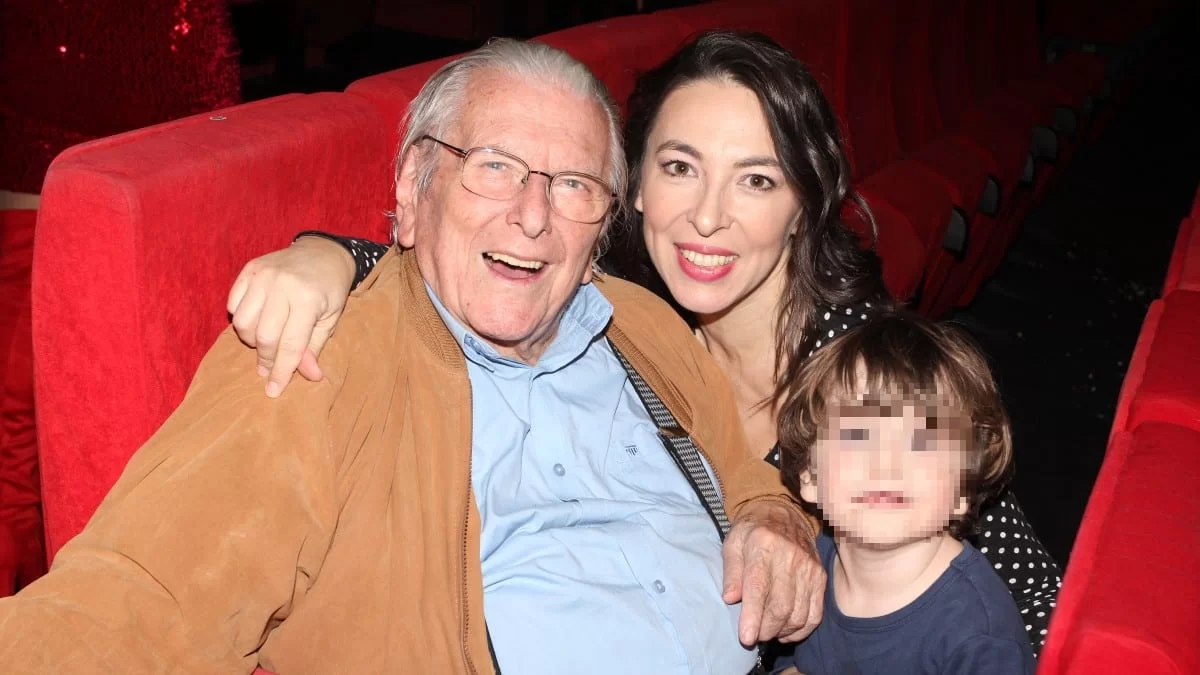 Τρία χρόνια μετά τον θάνατό του: Σε τι κατάσταση βρίσκεται ο τάφος του Κώστα Βουτσά - Αποκλειστικές φωτογραφίες του YOUWEEKLY