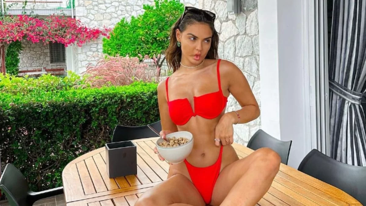 Καλυμμένη με χρυσόσκονη από πάνω μέχρι κάτω - Χαμός με το βίντεο της Βρισηίδας Ανδριώτου με μαγιό