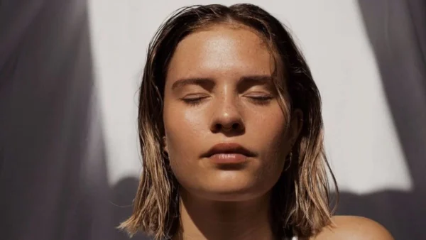 Λιπαρή επιδερμίδα: Πως να τη φροντίσεις και τι προϊόντα να επιλέξεις για να κάνεις το τέλειο ντεμακιγιάζ!