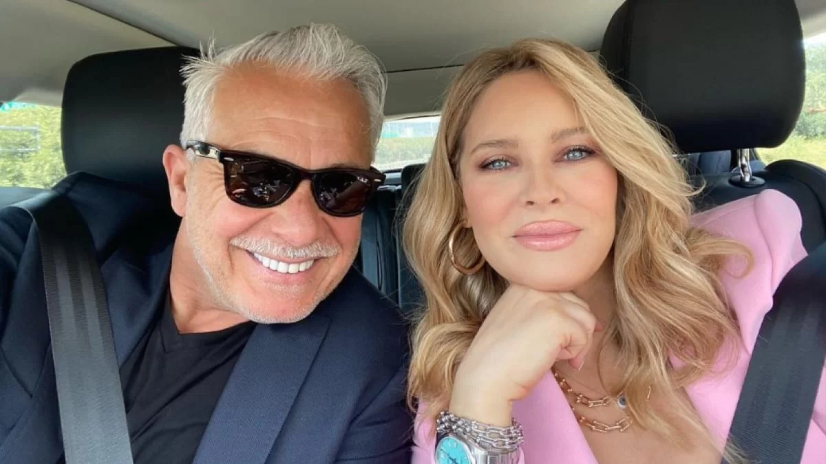 Το μωρό της μεγάλωσε πολύ - Στο γραφείο μαζί με τους δύο γιους της η Ανίτα Μπραντ λίγους 3 μήνες μετά τη γέννα