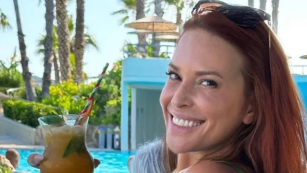 Άβαφη με κοτσίδα και καπέλο - Οι σκαφάτες διακοπές της Σίσσυς Χρηστίδου στη Ρόδο