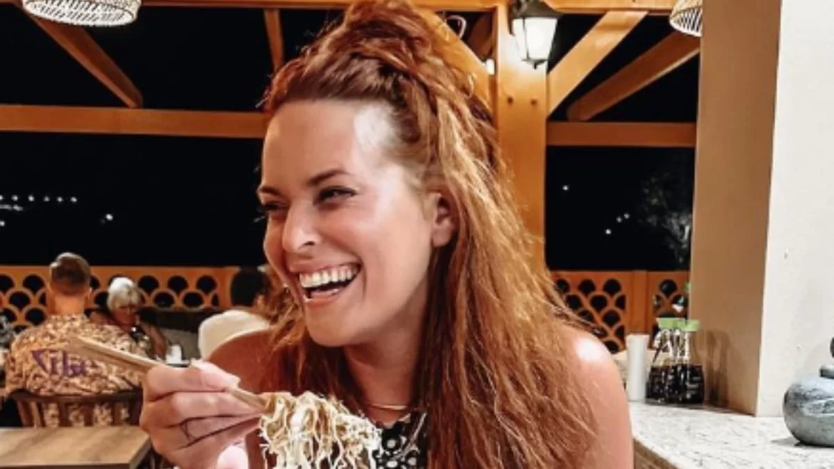 Χαλαρή στην Πάτμο με πετσέτα στα μαλλιά και μόνο το νυχτικό της - Φανερά ανανεωμένη η Σίσσυ Χρηστίδου