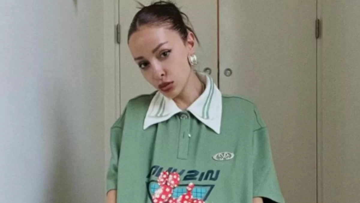 Έκαναν ''μπαμ'' οι γραμμωμένοι κοιλιακοί της - Βραδινή έξοδος για τη Φουρέιρα με μακριά φούστα & μπουστάκι