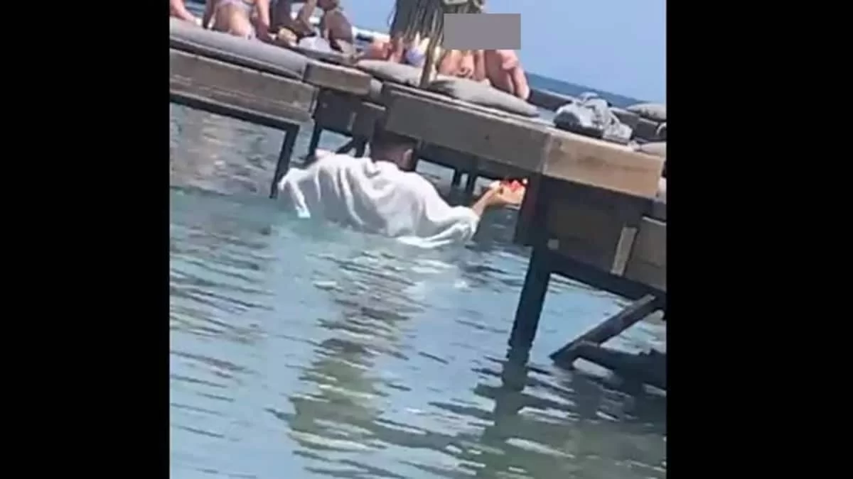 Σερβιτόρος πάει παραγγελία μέσα στη θάλασσα! - Η εργασιακή απανθρωπιά στο μεγαλείο της