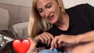 Του τραγουδούσε, τον γαργαλούσε και ο νουνίτο ξεκαρδιζόταν - Οι τρυφερές στιγμές της Ιωάννας Τούνη και του Δημήτρη Αλεξάνδρου με τον γιο τους