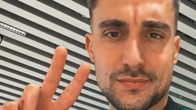 Συγκινεί ο Σάκης Κατσούλης με την ανθρωπιά του - Κουβαλάει και μεταφέρει νερά για τους πυρόπληκτους