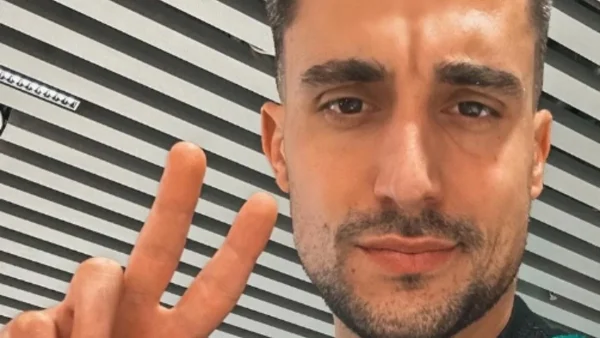 Συγκινεί ο Σάκης Κατσούλης με την ανθρωπιά του - Κουβαλάει και μεταφέρει νερά για τους πυρόπληκτους