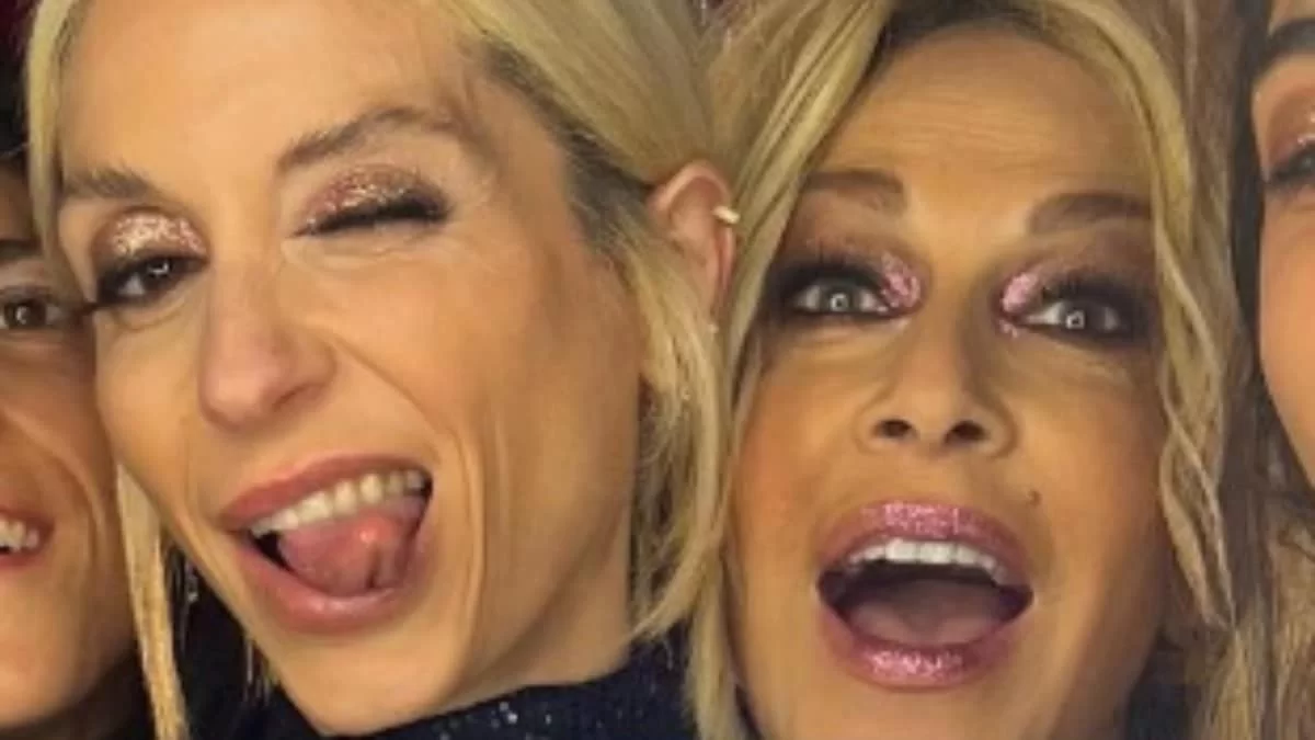 Με μαύρο μαγιό στην παραλία χωρίς ίχνος μακιγιάζ - Άννα Βίσση & Σοφία Καρβέλα σε ανέμελες στιγμές