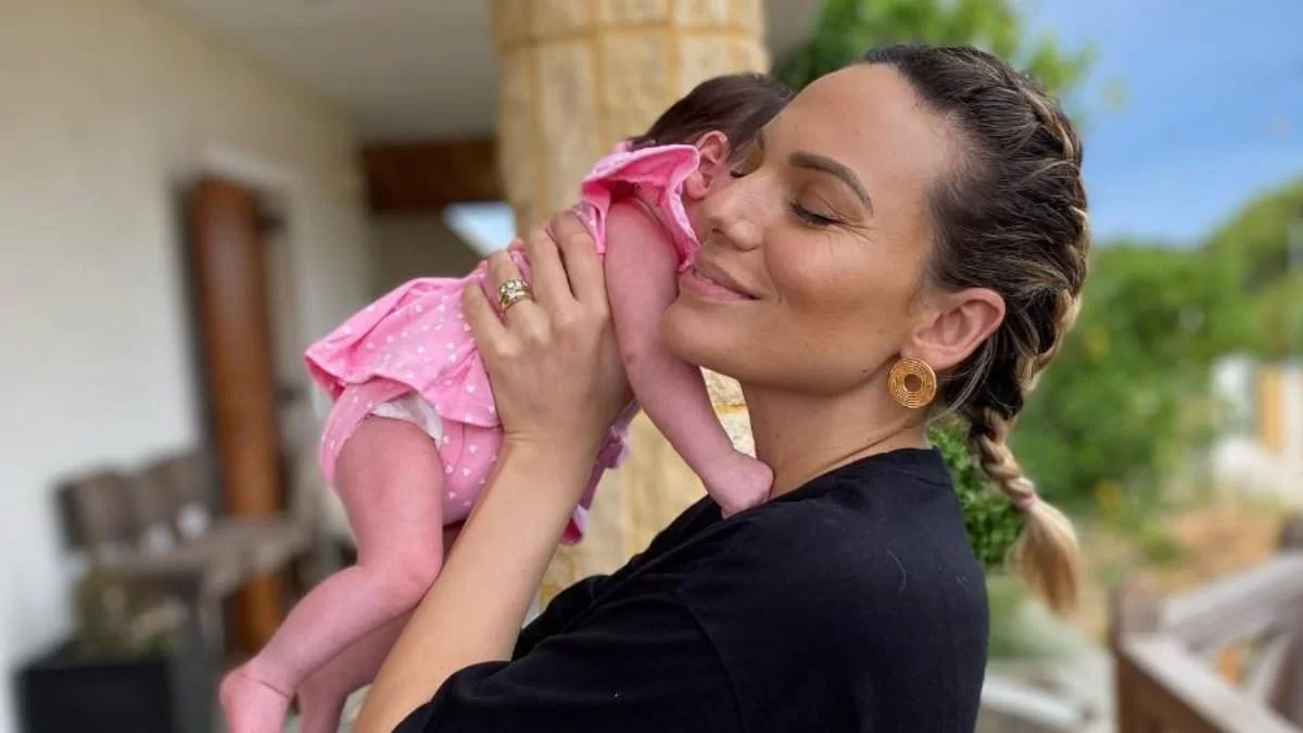 Με ξύλινη ντουλάπα και πάτωμα - Φωτογραφία από το υπνοδωμάτιο της Ιωάννας Μαλέσκου και του Κωνσταντίνου Δανιά