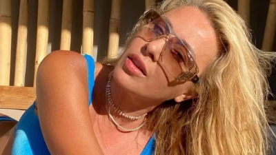 Στην Ίο με mini εφαρμοστό φόρεμα που είχε την πλάτη έξω - Χαλαρή και πολύ ανανεωμένη η Γωγώ Μαστροκώστα