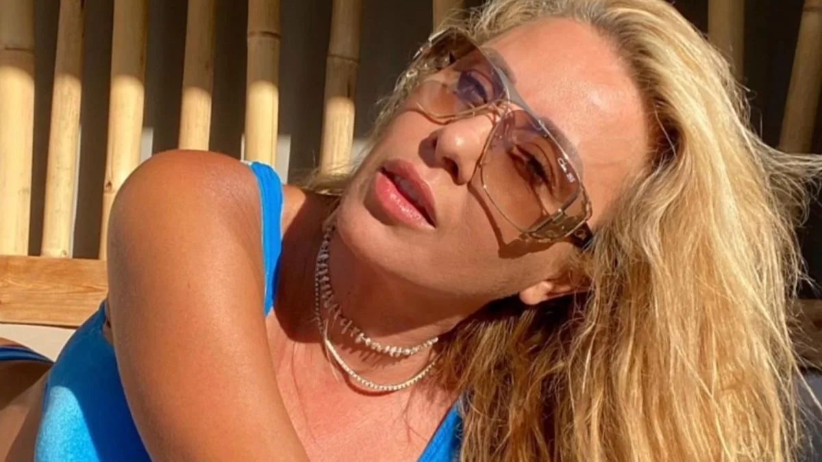 Στην Ίο με mini εφαρμοστό φόρεμα που είχε την πλάτη έξω - Χαλαρή και πολύ ανανεωμένη η Γωγώ Μαστροκώστα