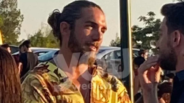 Survivor all star: Έφτασε στο Γαλάτσι ο Κόρομι μαζί με την κοπέλα του - Με άφρο μαλλί και μίνι στενό φόρεμα