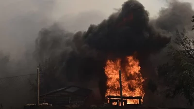 Φωτιά: Τραγικές εικόνες από τον Κουβαρά - Σπίτια ''τυλίχτηκαν'' στις φλόγες