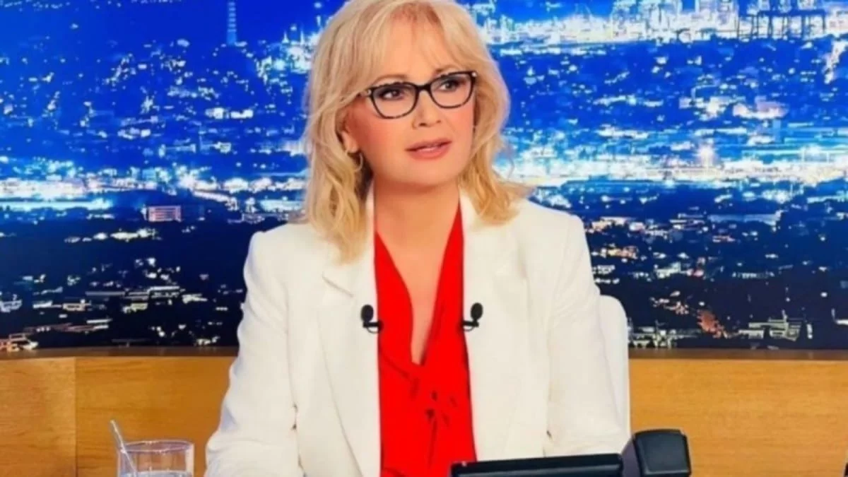 Άφησε σπίτι τα αυστηρά σακάκια και κάνει διακοπές με σκάφος - Φωτογραφίες της Αγγελικής Νικολούλη με μαγιό και λευκό καφτάνι