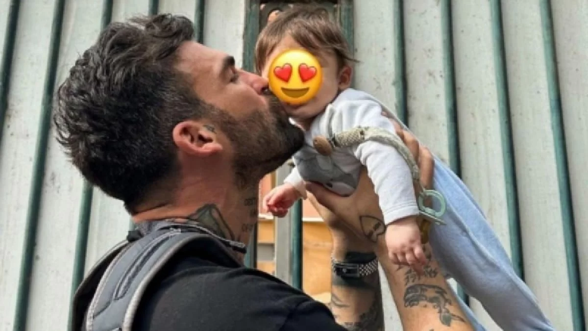 Χόρευε ημίγυμνος με το γιο του και τον πέταγε στον αέρα ο Αλεξάνδρου - Οι χαρές του Νουνίτο ακούγοντας Φουρέιρα