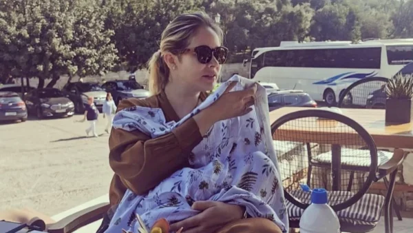 Κρατούσε τρυφερά το κεφαλάκι του - Στην επιχείρησή της η Ανίτα Μπραντ μαζί με των 4 μηνών γιο της