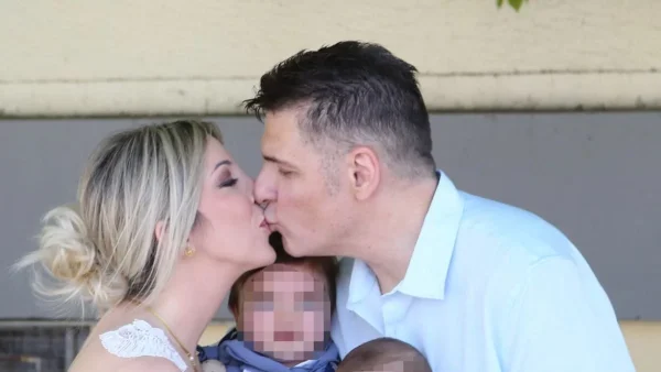 Εντυπωσίασε η Τσώνου με το λευκό δαντελένιο φόρεμα της - Βάφτισαν με τον Αντωνιάδη τα δίδυμα αγοράκια τους