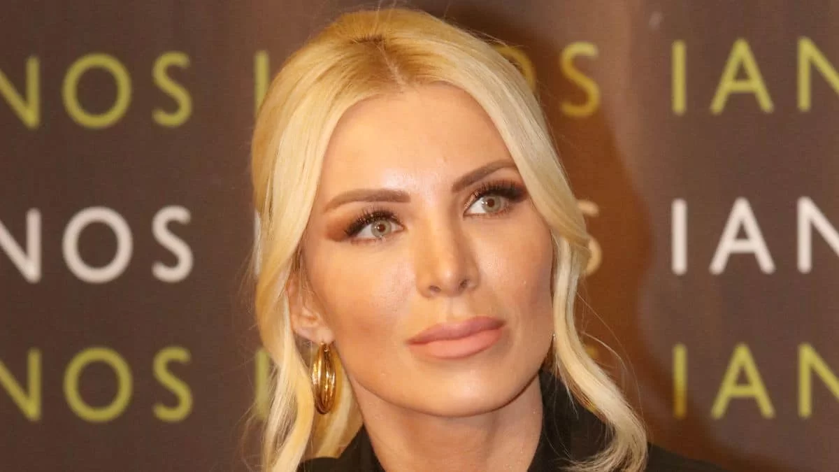 Κούκλος και μελαχρινός - Το πρόσωπο με το οποίο περνάει τις διακοπές της η Καινούργιου στη Μύκονο