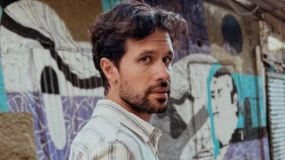 Ημίγυμνος με φόντο τη δύση του ηλίου -  Η ειδυλλιακή φωτογραφία του Ορφέα Αυγουστίδη