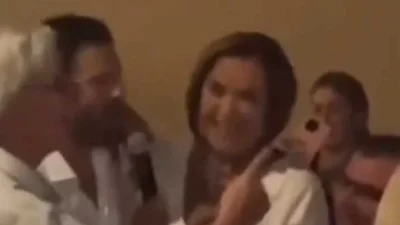 Σε κρητικό γλέντι ο Κωνσταντίνος Αργυρός - Έπιασε το μικρόφωνο και τραγούδησε με την Ντόρα Μπακογιάννη