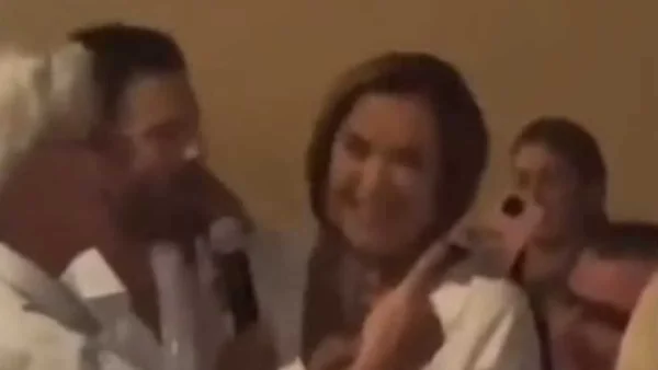 Σε κρητικό γλέντι ο Κωνσταντίνος Αργυρός - Έπιασε το μικρόφωνο και τραγούδησε με την Ντόρα Μπακογιάννη