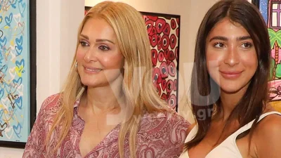 Με χρυσούς κρίκους και κόκκινο φλογερό μαγιό στη θάλασσα - Για μπάνιο η Νατάσα Θεοδωρίδου με την κόρη της Χριστιάνα Μπέτα