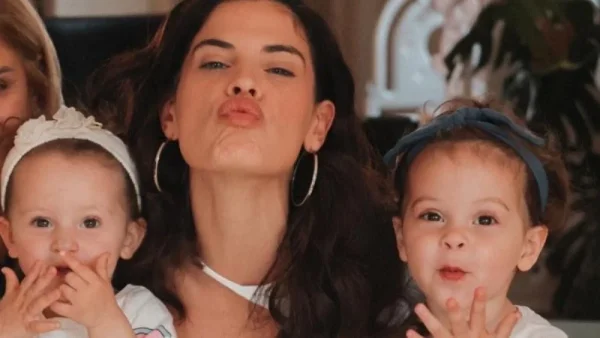 Δίπλα στο κύμα με τεράστια αυλή - Φωτογραφίες από το πατρικό σπίτι της Χριστίνας Μπόμπα στα Καμένα Βούρλα