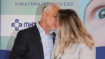 Η φωτογραφία της Ανίτα Μπραντ αγκαλιά με τους δυο γιους της που προκάλεσε το σχόλιο του Χάρη Χριστόπουλου